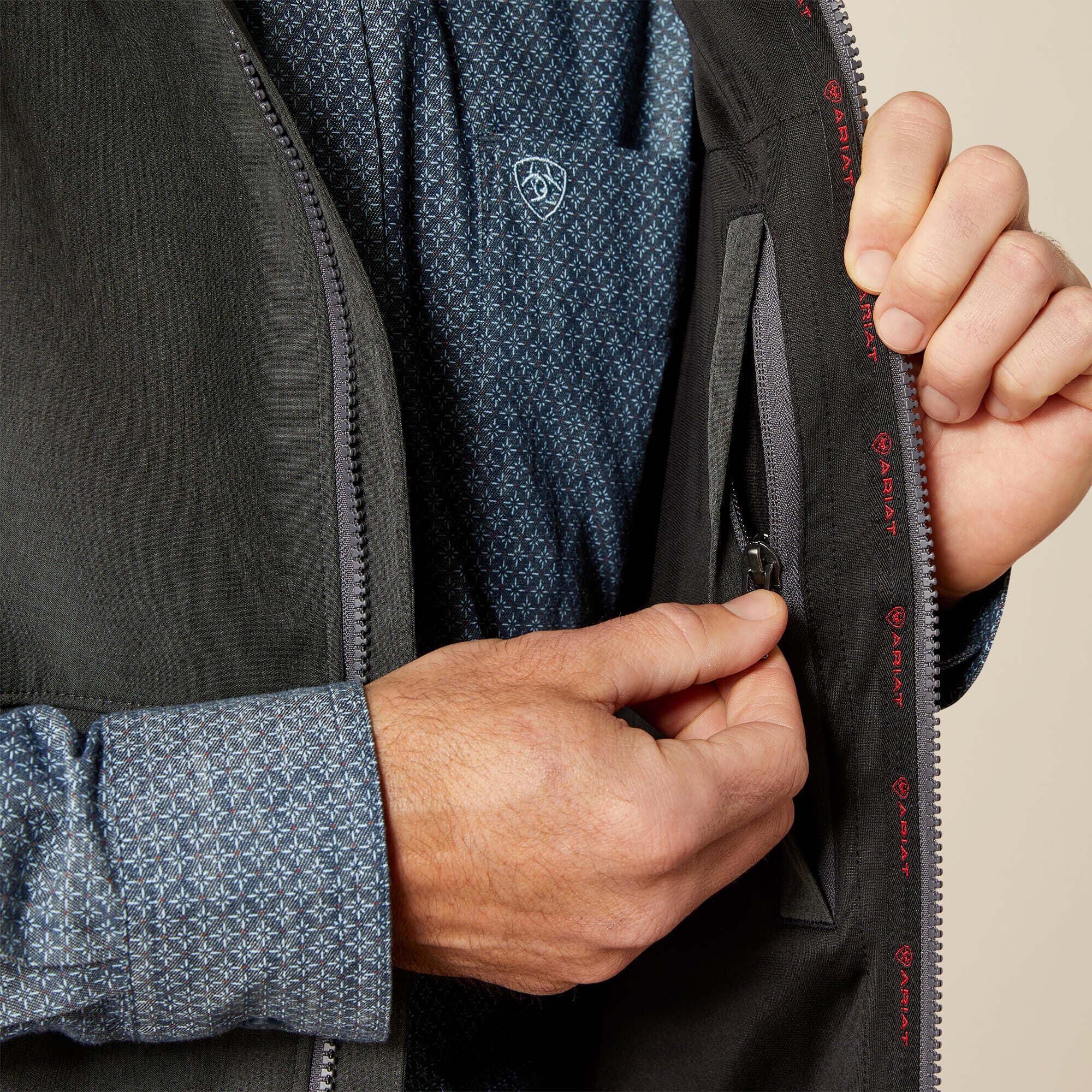 Logo Softshell Vest-Ariat